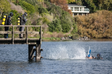divers on lake Pupukeの写真素材
