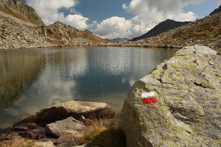 red and white mark at glacial lake in Aragon Pyreneesの写真素材