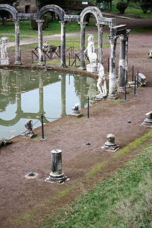 marble colonnade with statues at Hadrian s Villa near Tivoliの写真素材