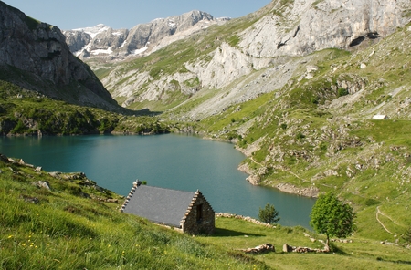 Lac des Gloriettes in Pyreneesのeditorial素材