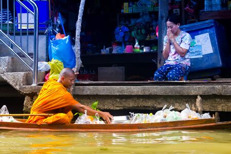 Bangkok, Thailand, June 06 2015: Damnoen Saduak floating market Bangkok is the most famous floating market in rural Thailand, located a short distance southwest of Bangkokのeditorial素材