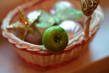 apple in the basketの写真素材