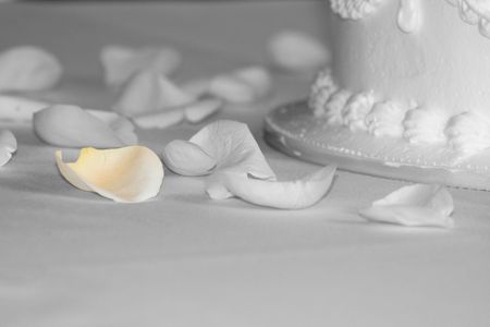rose petals on a wedding cake tableの写真素材