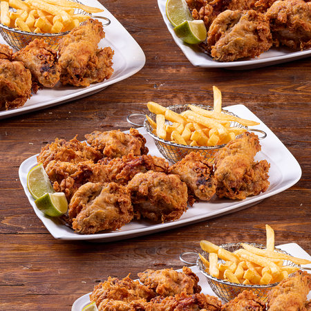 <p _msttexthash="117221" _msthash="4081">Fried chicken mince with french fries on a wooden table</p>の写真素材