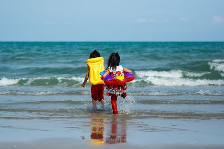 kid on the beach の写真素材