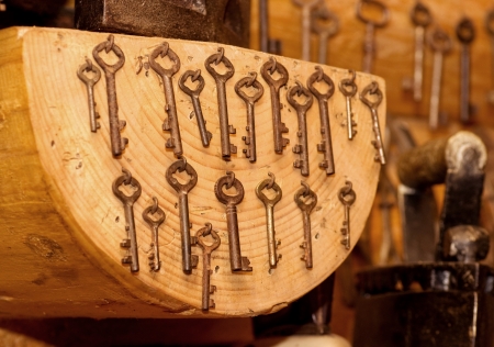 Old keys on wooden plankの写真素材