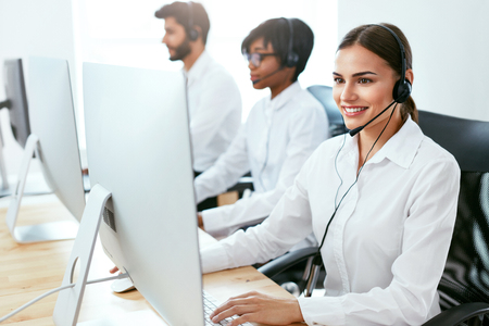 Call Center Agent Ð¡onsulting Client Online. Attractive Woman Working With Customer On Hotline Support. High Resolutionの写真素材