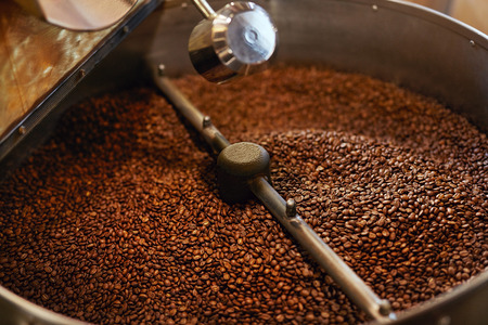 Roasting Coffee Beans In Coffee Shopの写真素材