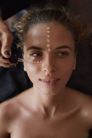 Spa Face Mask. Skin Care Beauty Treatment For Female. Beautician Applying Facial Oil Drops. Relaxed Woman On Natural Cosmetics Procedure.の写真素材