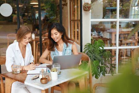 Work At Cafe. Women With Laptop Working Remotely On Summer Vacation At Tropical Country. Comfortable Digital Nomad Lifestyle And Successful Business With Modern Technologies.の写真素材