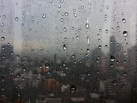 The rain drops at the windows. Amid the big city, I feel lonely.
