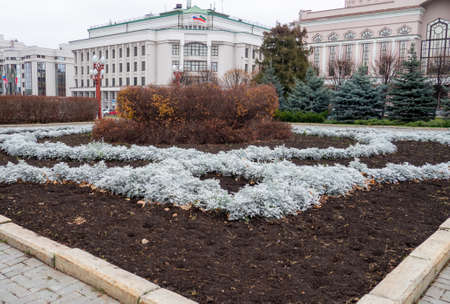 Autumn flower bed. A flower bed without flowers. City park in autumn.の写真素材
