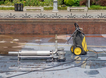 fountain cleaning machine. mechanism. Empty fountain in the park for cleaning. Drained dancing fountain.の写真素材