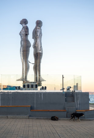 Batumi, Georgia. 11.15.2022  Landmark of Batumi. Moving sculptures. Ali and Nino. metal people. Monument. Tourist method. Sechanism.のeditorial素材