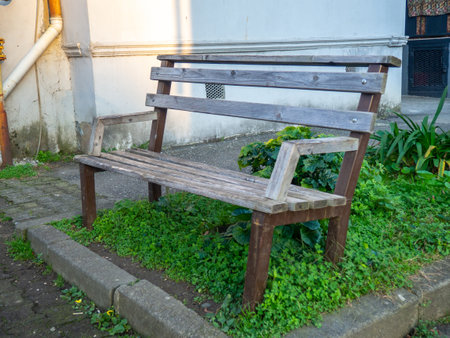 Benches in the autumn yard. Fallen leaves on the pavement. autumn in the south. empty benches. urban environmentの写真素材