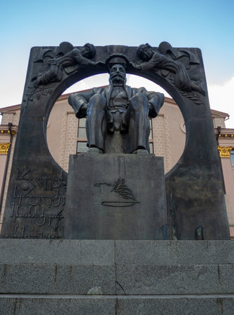 Batumi , Georgia. 02.08.2023 Monument in the form of a seated man. Monument in Batumi near the theater. Notable Historical Lisnostのeditorial素材