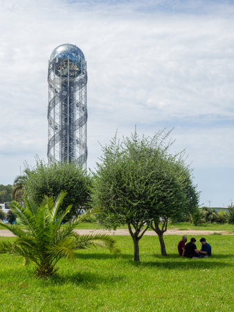 Batumi, Georgia. 07.15.2023. Rest in the park of the southern city. Picnic on the grass. Family relationships and friendship. People at the resort are resting.のeditorial素材