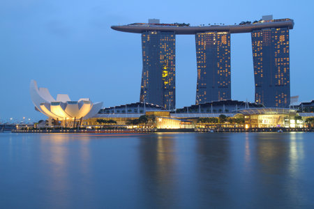 SINGAPORE - APRIL 10,2016 : Nightscape Skyline for bay sand at Singapore.のeditorial素材