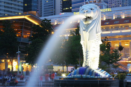SINGAPORE - April 11 ,2016: The Merlion fountain spouts water in front of the Singapore skyline on April 11, 2016 in Singapore. Merlion is a creature with a lion head, often seen as a symbol of Singaporeのeditorial素材