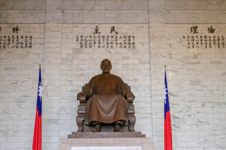 Taipei, Taiwan - October 12, 2018: The bronze statue of Chiang Kai-shek in the main hall of the Chiang Kai-shek Memorial Hall.のeditorial素材