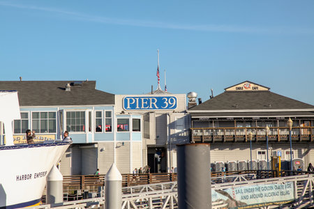 CALIFORNIA, USA - December 12, 2018: View of city from The wood walkway pier 39 is famous pierのeditorial素材