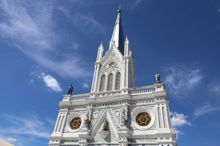Amphawa,Thailand-JUNE 20,2020:The buddha statue in side chuch at Bang kung temple root of Bodhi tree.のeditorial素材