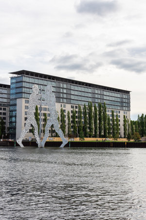 Berlin, Germany- October 6, 2019: view of the other shore from the Spree river embankment between the Oberbaunum bridge and Elsen Bridge, Molecule Manのeditorial素材