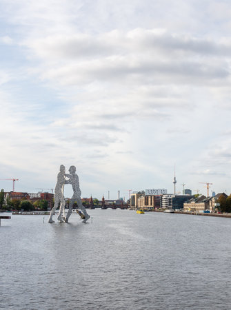 Berlin, Germany- October 6, 2019: view of the Oberbaunum Bridge and TV tower and the Spree river from the Elsen Bridge , Molecule Manのeditorial素材