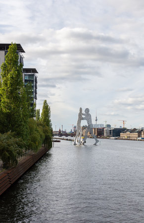 Berlin, Germany- October 6, 2019: view of the Oberbaunum Bridge and TV tower and the Spree river from the Elsen Bridge , Molecule Manのeditorial素材