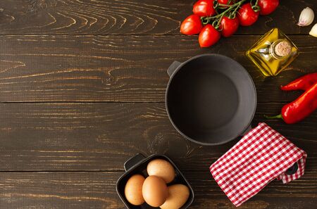 Empty pan on brown wooden with other ingredientの写真素材