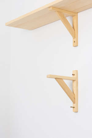 The process of attaching a wooden shelf to the wall, shelf cornersの写真素材