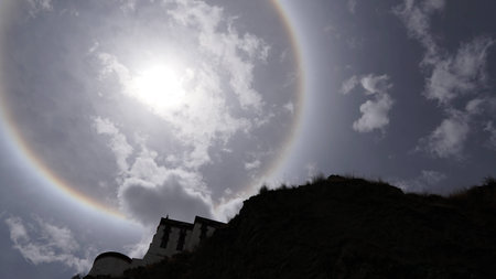 Sun halo white some rock and tree branches on the sunny dayの写真素材