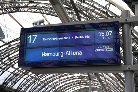 Platform screen Dresden Main stationのeditorial素材