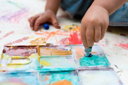 Girl play with paintの写真素材