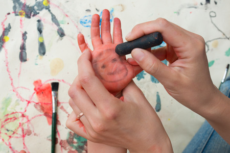 Mother and child are painting togetherの写真素材