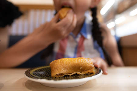 A child who eats Inari sushiの写真素材