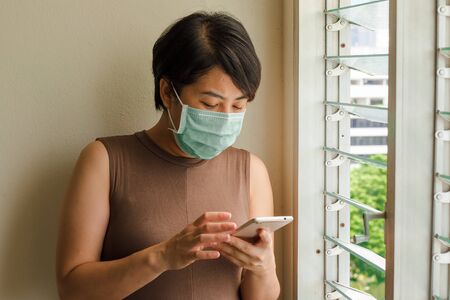 A woman with a phone in her hand And wear a mask
New ordinary with With wearing a mask in daily life
Social distance 'Work from homeの写真素材