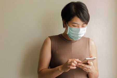 A woman with a phone in her hand And wear a mask
New ordinary with With wearing a mask in daily life
Social distance 'Work from homeの写真素材