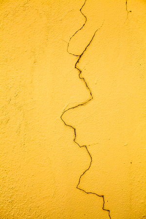 Cracked old concrete wall backgroundの写真素材