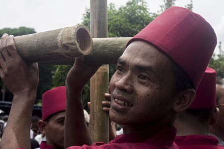 Yogyakarta, Indonesia. Men who bring gunungan to great mosque area collect bamboos which is used to shoulder it before after the offers taken by the crowd.のeditorial素材