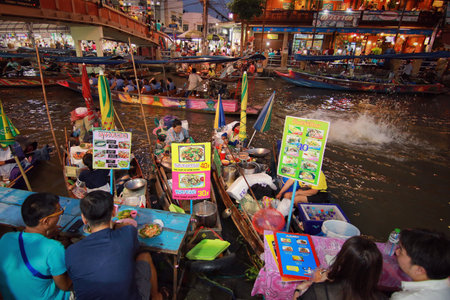 Samuthsongkram, Thailand - 16 November 2019 : Ampawa floating market is a famous place in Samuthsongkram province, Thailandのeditorial素材