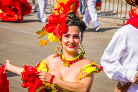 BARRANQUILLA, COLOMBIA - FEBRUARY 15, 2015: Performers with colorful and elaborate costumes participate in the Great Parade of Carnaval dePerformers with colorful and elaborate customs participate in Colombia's most important folklore celebration, the Carのeditorial素材