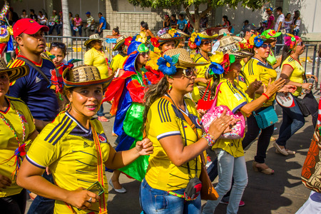 BARRANQUILLA, COLOMBIA - FEBRUARY 15, 2015: Performers with colorful and elaborate costumes participate in the Great Parade of Carnaval dePerformers with colorful and elaborate customs participate in Colombia's most important folklore celebration, the Carのeditorial素材