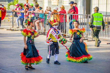 BARRANQUILLA, COLOMBIA - FEBRUARY 15, 2015: Performers with colorful and elaborate costumes participate in the Great Parade of Carnaval dePerformers with colorful and elaborate customs participate in Colombia's most important folklore celebration, the Carのeditorial素材