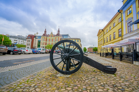SKANE, SWEDEN - JUNE 19, 2015: Old howitzer artillery in the streets of Kristianstadのeditorial素材