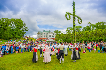 GOTHENBURG, SWEDEN - JUNE 19, 2015: Unknown dancers in traditional swedish dress dancing around the maypole for Midsummer celebration in Gunnebo Castleのeditorial素材