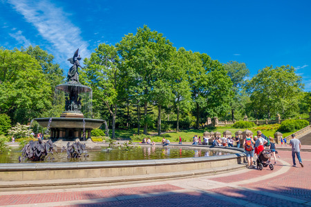 NEW YORK, USA - NOVEMBER 22, 2016: Unidentified people walking and taking pictures in a tourist attraction, bethesda fountain in central park.のeditorial素材