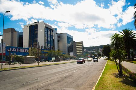 QUITO, ECUADOR - MAY 06 2016: Unidentified people waling in the mainstreet in NNUU avenue with some buildings, cars and people in the city of Quitoのeditorial素材