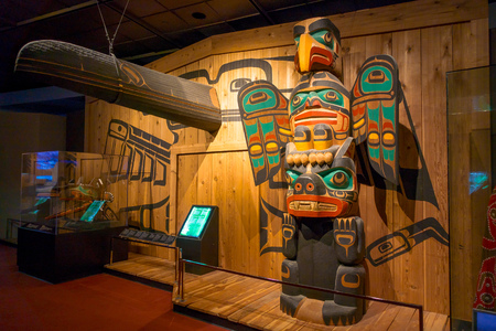 HOUSTON, USA - JANUARY 12, 2017: Indian art with some totems inside of the National Museum of Natural Science in Orlando Houston in USAのeditorial素材