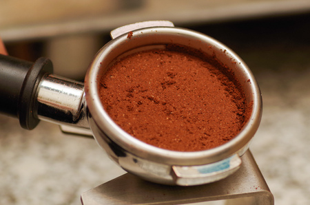 Close up of chocolate powder with cinnamon in a coffee strainer, in a blurred backgroundの写真素材